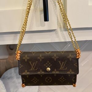 AUTHENTIC vintage revamped Louis Vuitton with removable chain